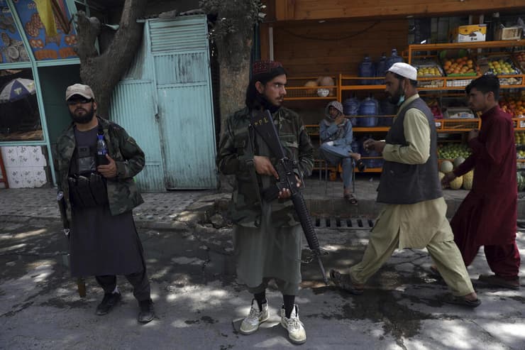 לוחמי טליבאן מחסום ב קאבול אפגניסטן
