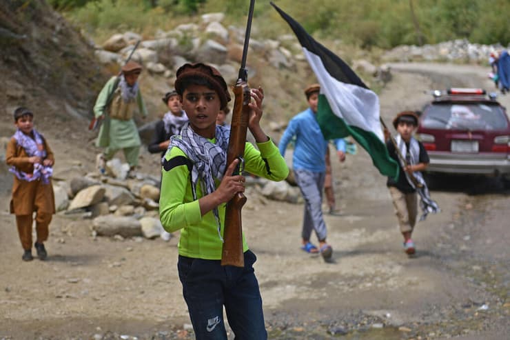 ילדים חמושים בעמק פנג'שיר, מניפים את דגל "הברית הצפונית"