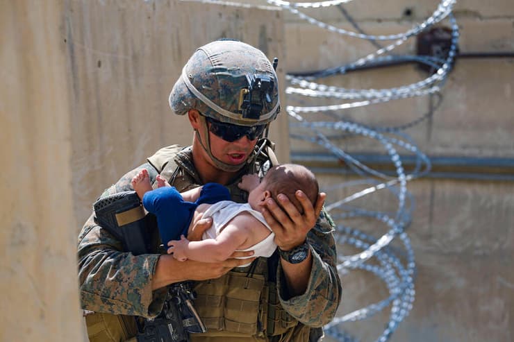 אפגניסטן נמל תעופה קאבול חייל אמריקני עם תינוק אפגני השתלטות טליבאן
