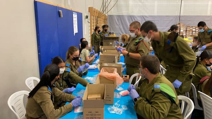 מבצע מיוחד בצה"ל להרכבת ערכות בדיקה לכ-2 מיליון תלמידים בישראל