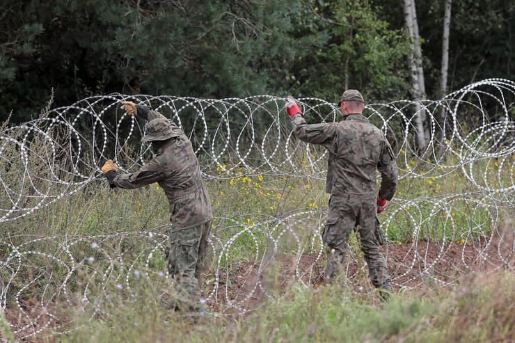  גדר התיל של צבא פולין בגבול בלארוס. פתרון זמני עד בניית גדר הקבע