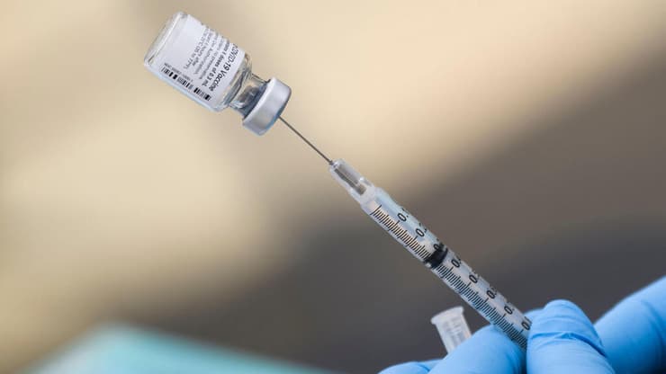 מזרק בקבוקון חיסון נגד קורונה של פייזר ב לוס אנג'לס קליפורניה ארה"ב ב-7 באוגוסט 