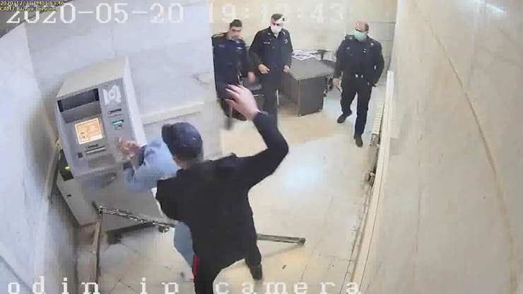 סוהר מכה את אחג האסירים בכלא אווין. מבוכה למשטר האייתוללות 