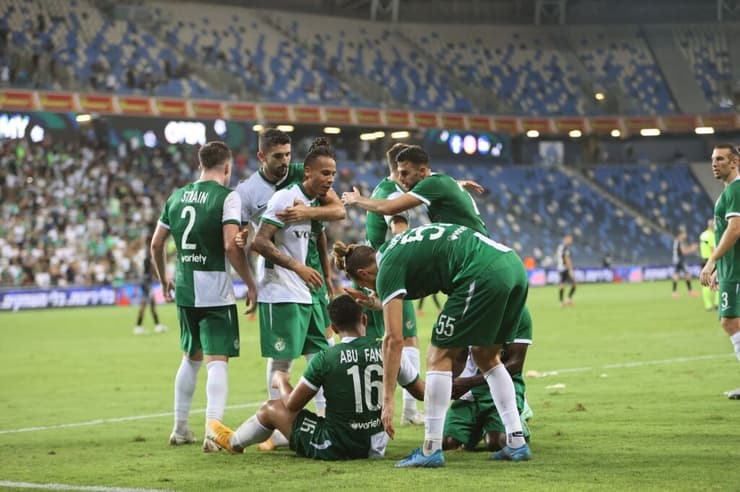 שחקני חיפה חוגגים את הניצחון בדקות הסיום