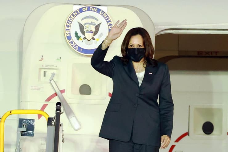 קמלה האריס נוחתת בווייטנאם באיחור של שעות אחרי גילוי הסינדרום בשגרירות, בקיץ 