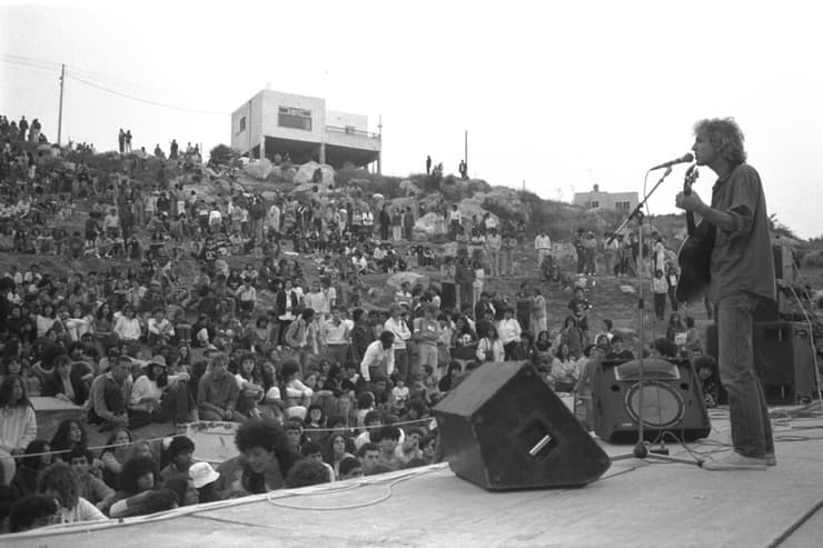 שלום חנוך בהופעה בנווה שלום, 1985