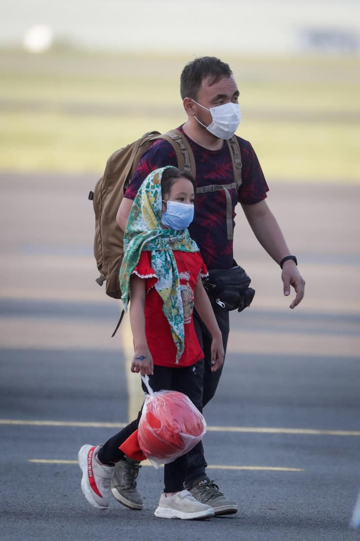 מפונים מ אפגניסטן לאחר נחיתה של טיסת חילוץ מ קאבול ב נמל תעופה של חיל האוויר הבלגי ב בלגיה