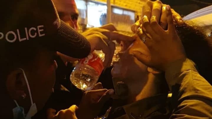 לוחמת מג"ב רוססה בפניה בגז פלפל במהלך המחאה בצומת בר אילן