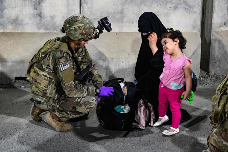 חיילים של צבא ארה"ב מסייעים ל אפגנים ב נמל התעופה ב קאבול אפגניסטן