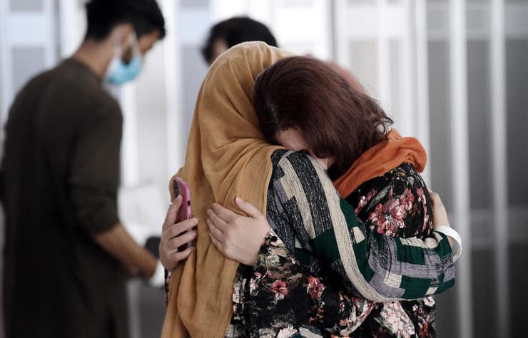 מפונים מ אפגניסטן ב נמל תעופה ב דאלס ב וירג'יניה ארה"ב אחרי טיסת חילוץ מ קאבול 