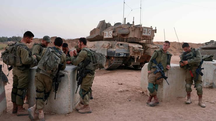 חיילים נחים במוצב צבאי סמוך לגבול עזה