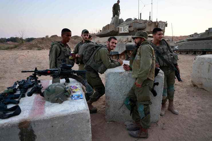 חיילים נחים במוצב צבאי סמוך לגבול עזה