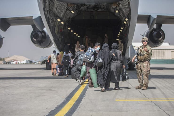 חיילים של צבא ארה"ב מסייעים ל אפגנים ב נמל התעופה ב קאבול אפגניסטן
