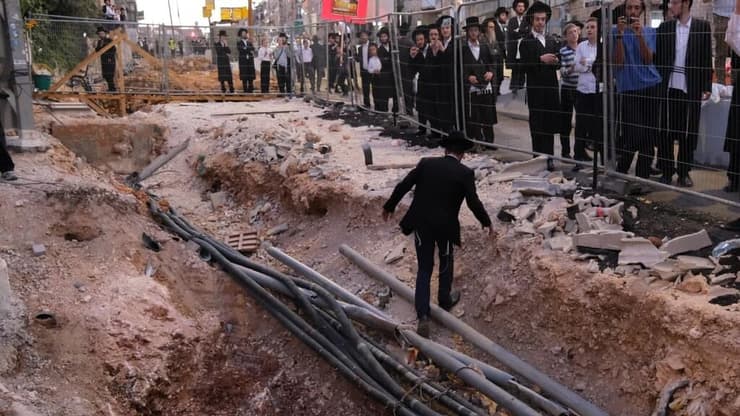 הפגנת חרדים נגד עבודות הרכבת הקלה בצומת בר אילן בירושלים