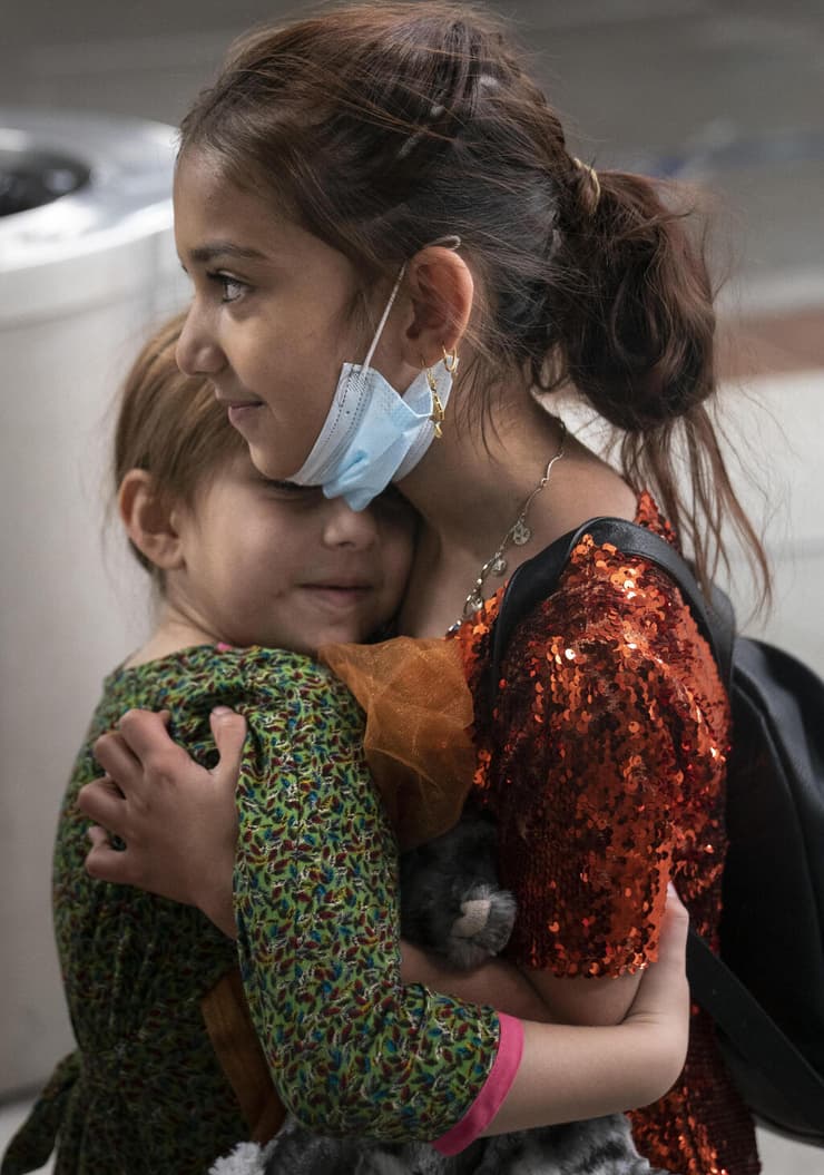 אפגנית שנתקעה ב אפגניסטן מתאחדת עם אחותה לאחר טיסת חילוץ מ קאבול ב נמל תעופה ב מיניאפוליס ארה"ב
