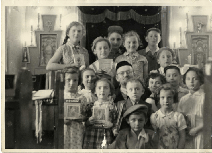בית ספר לתלמוד תורה. תלמידים עם מורה בבית הכנסת ברחוב טוקולי