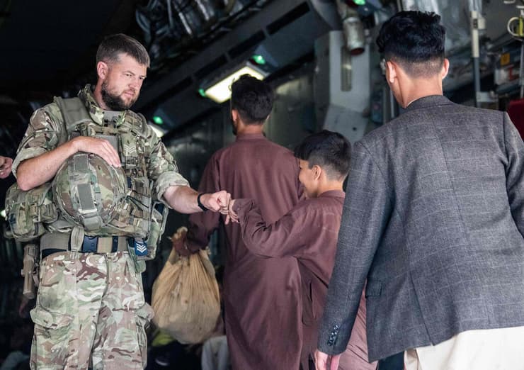 אזרחים בריטים ו אפגנים בדרך לטיסת חילוץ ב קאבול