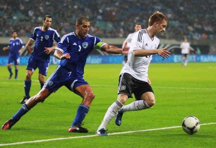בן חיים רודף אחרי מרקו רויס במשחק ידידות מול נבחרת גרמניה ב-2012
