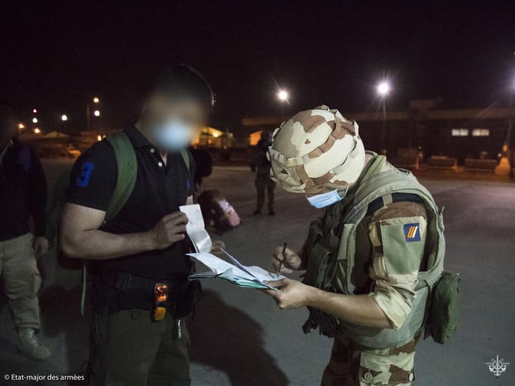חיילים של צרפת ב נמל התעופה ב קאבול אפגניסטן