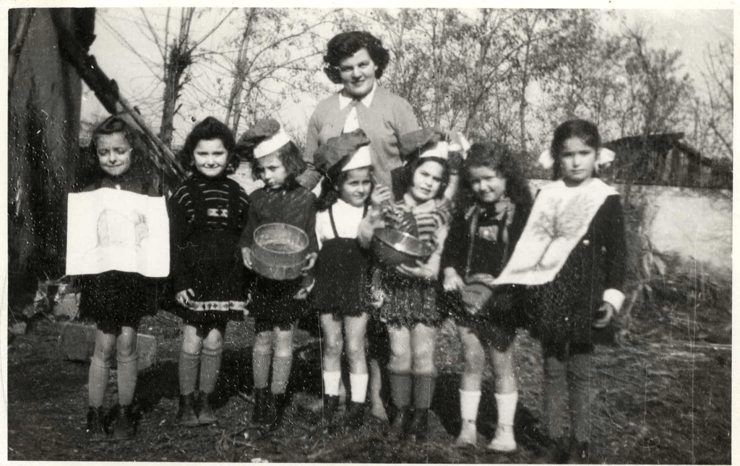 בית ספר לתלמוד תורה, בנות בתחפושת עם מורתן. 1950-1960