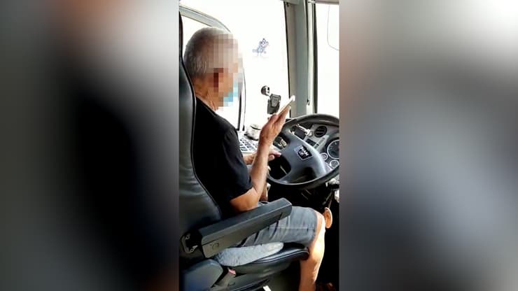 בדרך לחוג גלישה הילדים תיעדו את נהג האוטובוס מדבר בטלפון תוך כדי נהיגה. נפתחו נגדו הליכים