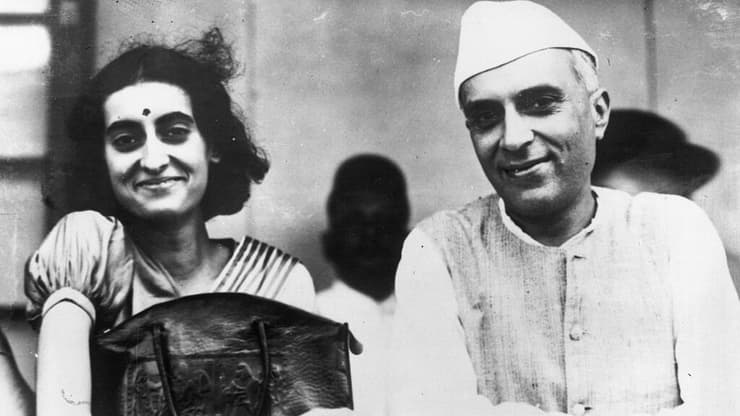 ראש ממשלת הודו הראשון, ג'ווהרלל נהרו, ובתו אינדירה גנדי, ראשת הממשלה ה-3