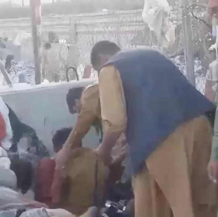 פצועים פיגוע בכניסה ל נמל התעופה ב קאבול אפגניסטן