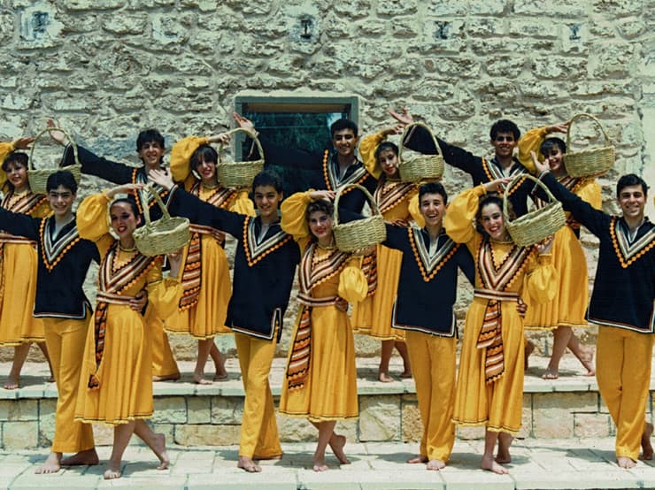 להקת הדרים רחובות בתלבושת בעיצוב לידיה פינקוס-גני, כוריאוגרף: בארי אבידן, 1986