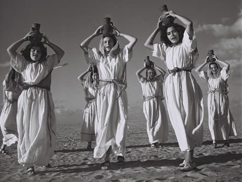 "ריקוד המים" בביצוע חברי קיבוץ אורים בנגב, 1947