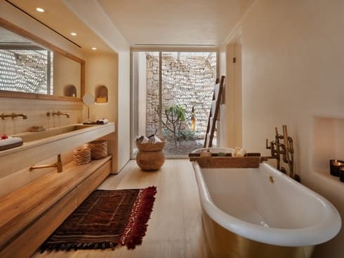 ברזל, פליז ועץ: מבט אל חדר אמבטיה בסוויטה במלון