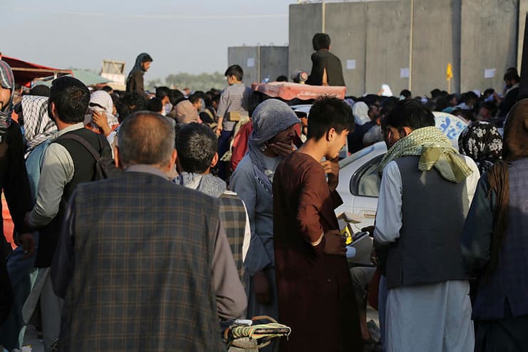 אפגניסטן קאבול מבצע חילוץ אזרחים מחכים ליד נמל התעופה כדי להתפנות אחרי השתלטות ה טליבאן