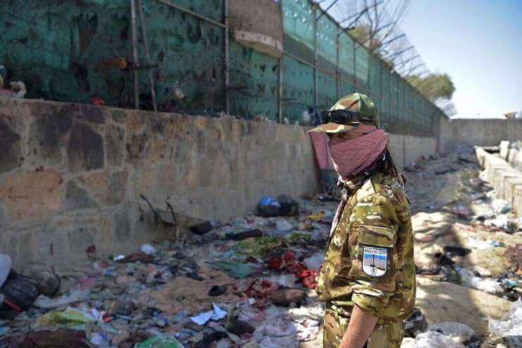לוחם טליבאן עומד ליד זירת פיגוע ההתאבדות בקאבול