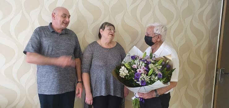 ראש עיריית קריית מוצקין חיים צורי מעניק פרחים לדיאנה ואלכס מיליאר 