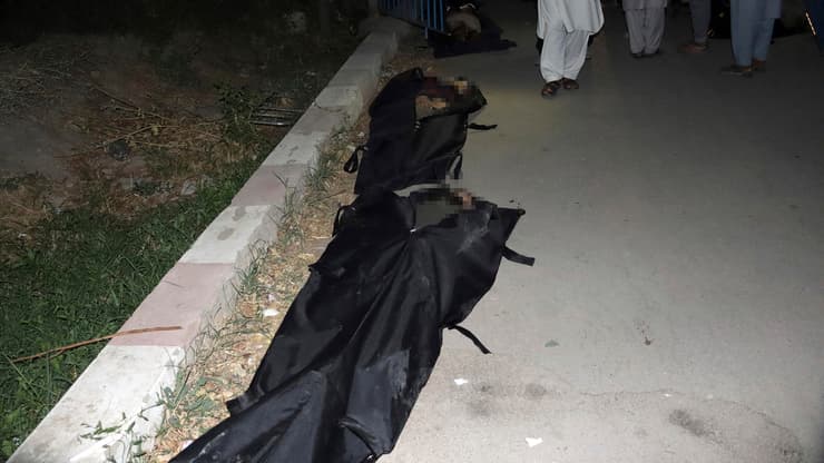 אפגניסטן קאבול מבצע חילוץ אזרחים מחכים ליד נמל התעופה כדי להתפנות אחרי השתלטות ה טליבאן