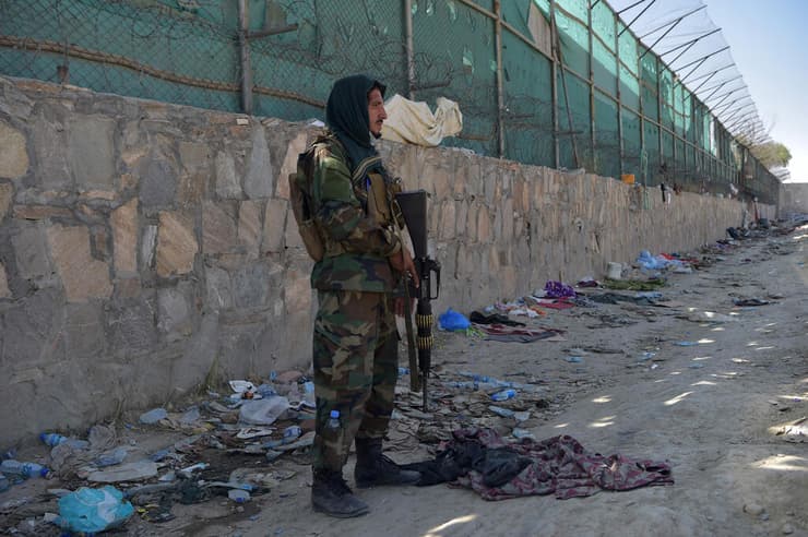 לוחם טליבאן עומד ליד זירת פיגוע ההתאבדות בקאבול