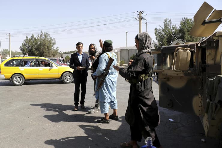 לוחמי טליבאן שומרים מחוץ ל שדה תעופה יום אחרי פיגוע  התאבדות  ב כניסה ל נמל התעופה ב קאבול אפגניסטן דאע"ש