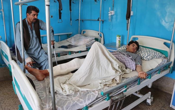פצועים מהפיגוע מקבלים טיפול בבית החולים בקאבול