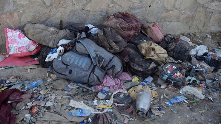 החפצים של הקורבנות שנשארו בזירת הפיגוע בקאבול