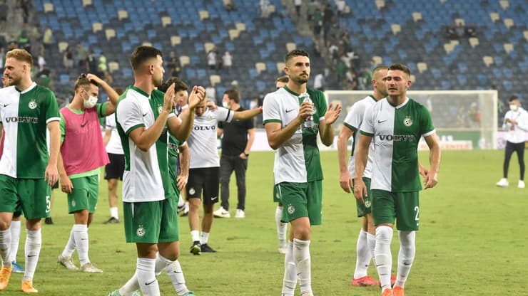 שחקני חיפה חוגגים את הניצחון הקליל על באקו