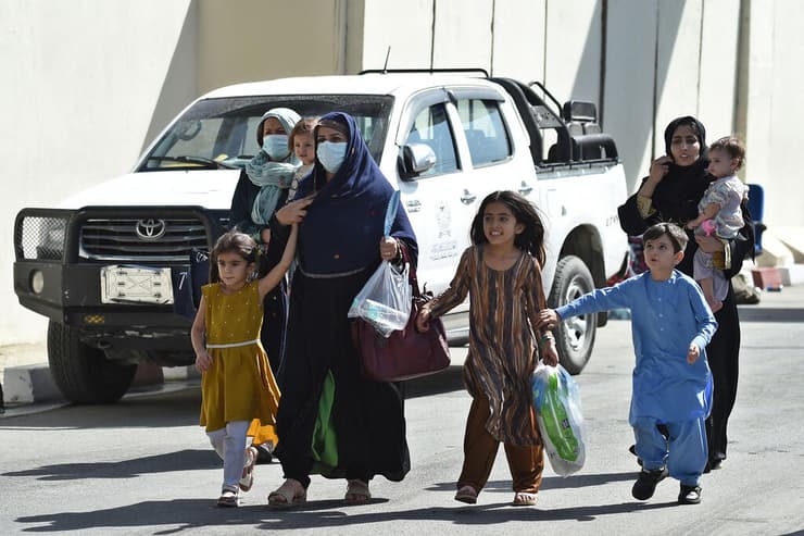 משפחה אפגנית בדרך לנמל התעופה, בתקווה לעלות למטוס חילוץ 