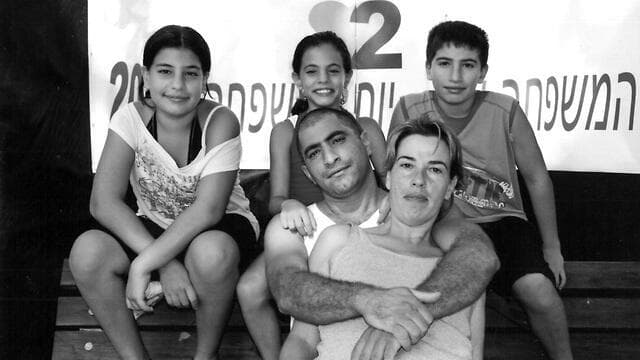 ''אמרתי למאמנת, 'הילדה הזאת הולכת להיות הנדיה קומנץ' של ישראל'''. לינוי אשרם עם משפחתה