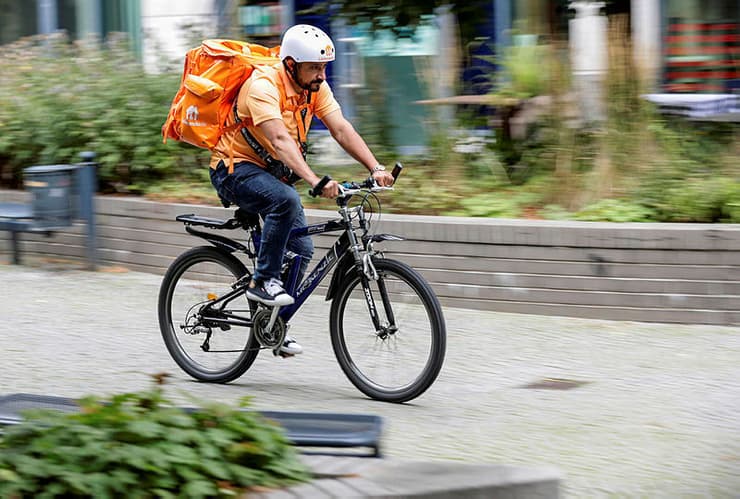 סייד סעדאת שר הטלקומוניקציה של אפגניסטן לשעבר עובד כ שליח מזון על אופניים ב לייפציג גרמניה