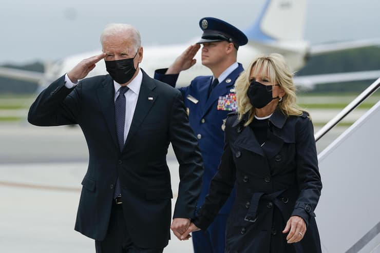 נשיא ארה"ב ג'ו ביידן מגיע לבסיס חיל האוויר לחלוק כבוד ל 13 ה חיילים אמריקנים ש נרצחו ב קאבול אפגניסטן