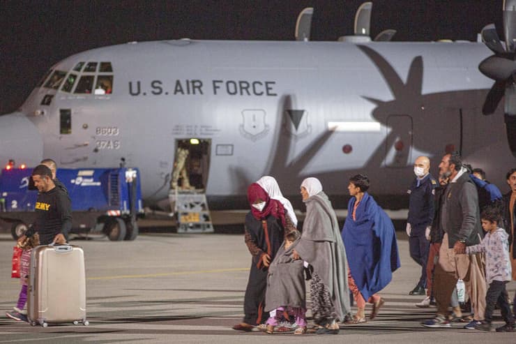 אפגנים שברחו מ אפגניסטן נוחתים ב קוסובו ב מטוס תובלה של צבא ארה"ב