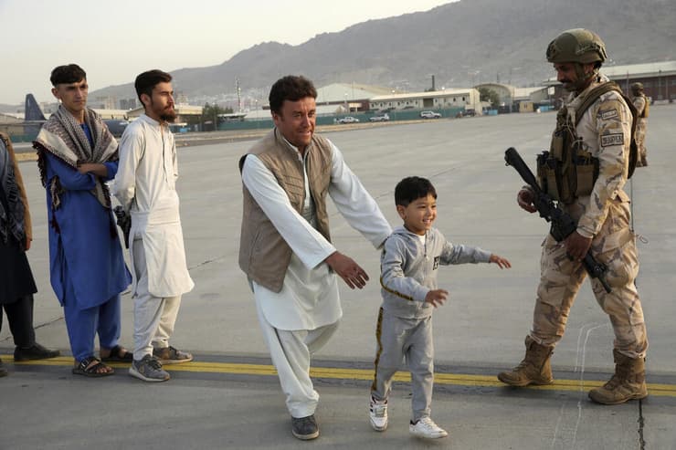 אפגנים מחכים ל טיסת חילוץ ל קטאר ב נמל התעופה ב קאבול אפגניסטן 18 באוגוסט 