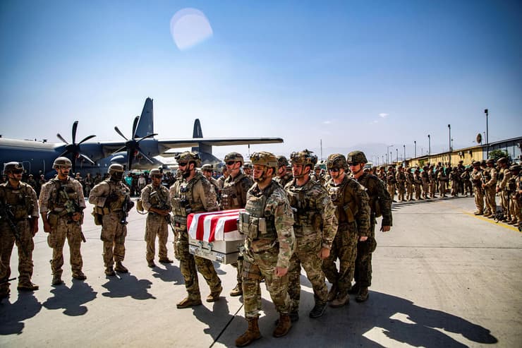 גופות חיילים אמריקנים שנהרגו ב פיגוע ב קאבול אפגניסטן מוטסות ל ארה"ב 
