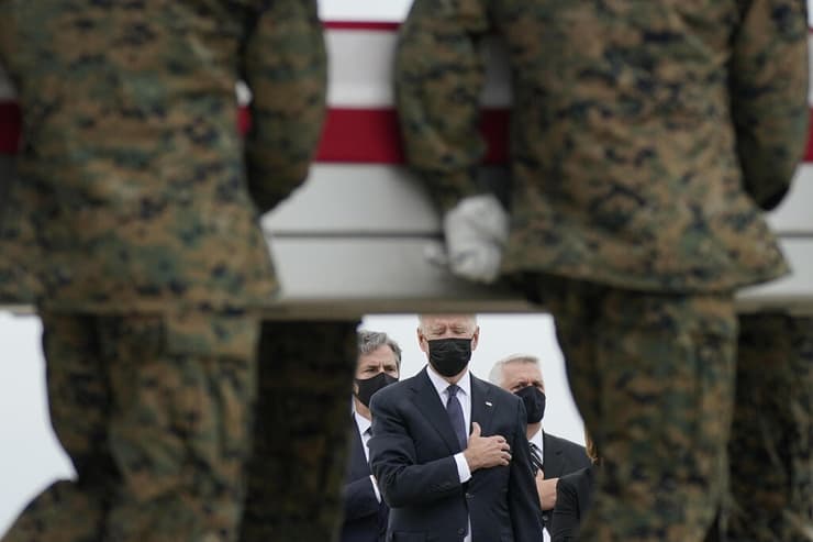 נשיא ארה"ב ג'ו ביידן מקבל את גופות חיילים שנהרגו ב פיגוע ב קאבול אפגניסטן לאחר שנחתו ב נמל התעופה דובר ב דלאוור שב ארה"ב