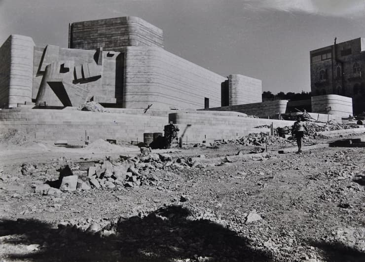 הנחת אבן הפינה בתיאטרון הנמצא בבנייה, בשנת 1964