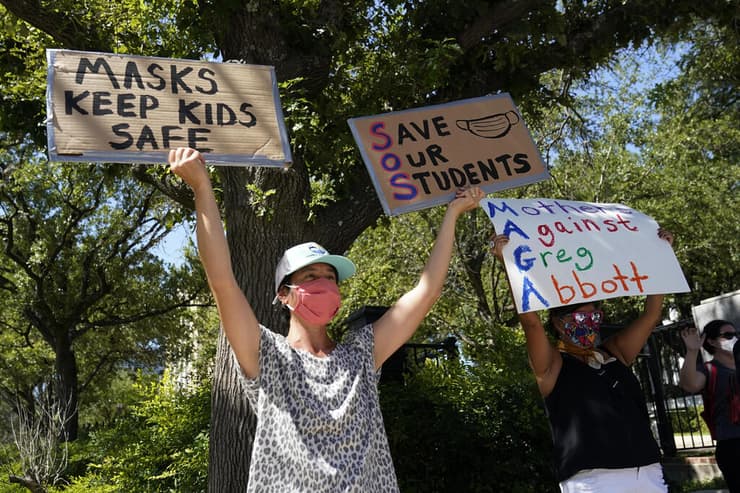 תומכת מסכות מסכה ב בתי ספר בגלל קורונה ב ארה"ב מפגינה ב אוסטין טקסס 23 באוגוסט