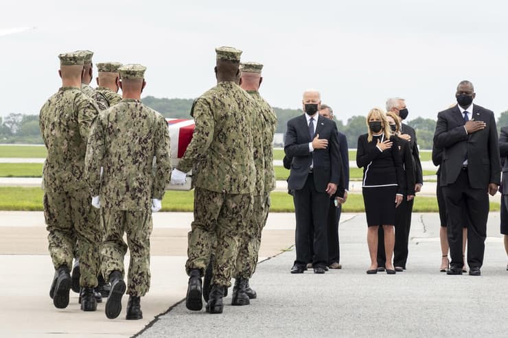 נשיא ארה"ב ג'ו ביידן מקבל את גופות חיילים שנהרגו ב פיגוע ב קאבול אפגניסטן לאחר שנחתו ב נמל התעופה דובר ב דלאוור שב ארה"ב